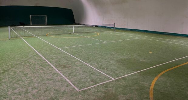 Il campo da tennis in erba sintetica con il manto appena rinnovato