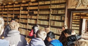 Alunni di 3^ Media nella biblioteca leopardiana