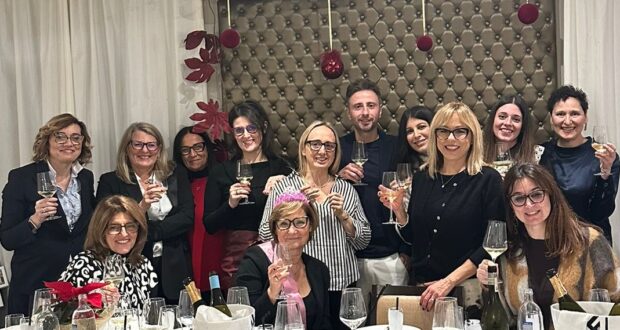 La Direttrice Stefania Torquati (al centro) con la "squadra" dell'Ufficio postale