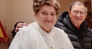 Maria Teresa Domizi con il vicario foraneo don Donato De Blasi