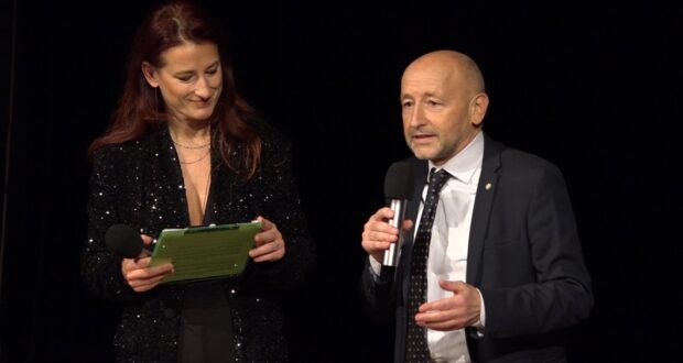 Marco Crescenzi sul palco del Feronia assieme a Daniela Gurini