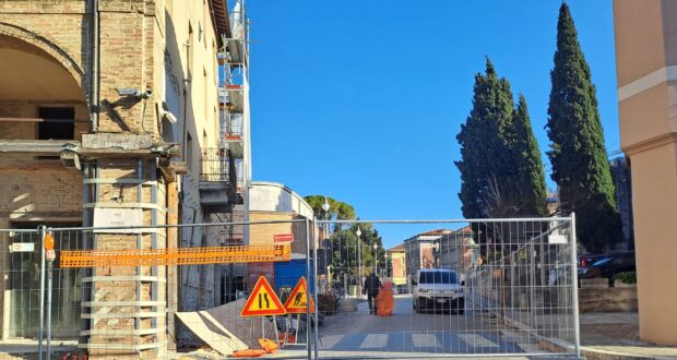 La chiusura di via Matteotti all'incrocio con via e viale Eustachio e viale Bigioli