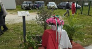 L'epigrafe posta a Cesolo in ricordo delle vittime del Covid