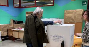 L'on Sgarbi al voto nel seggio di Cesolo