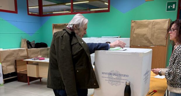 L'on Sgarbi al voto nel seggio di Cesolo