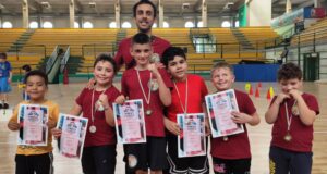 Leonardo Panebianco con i campioni in erba dell'Accademia pugilistica settempedana