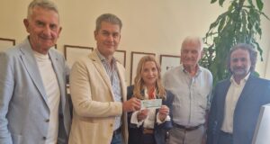 La consegna dell'assegno presso lo studio notarile Sciapichetti, a San Severino