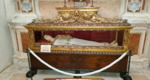 L'urna con le reliquie di santa Filomena all'interno della basilica di San Lorenzo