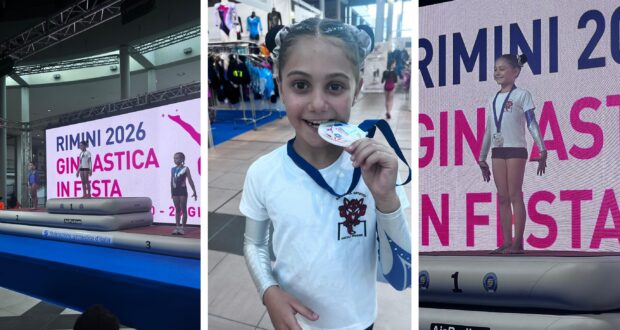 Eva Amici con la sua medaglia d'oro vinta a Rimini