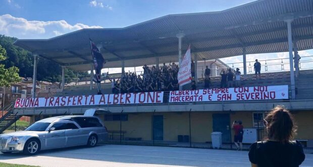 Tifosi allo stadio per l'ultimo saluto all'amico "Neppe"