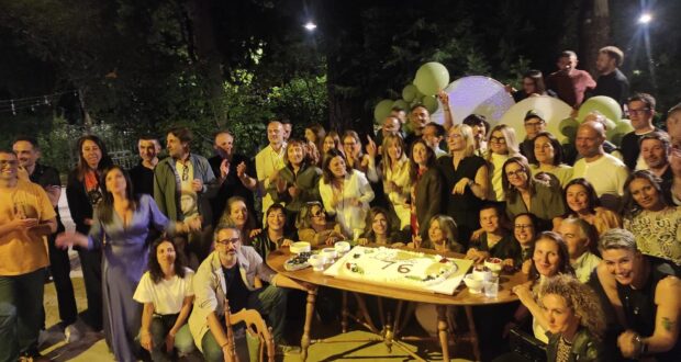I cinquantenni al gartèn per il loro compleanno