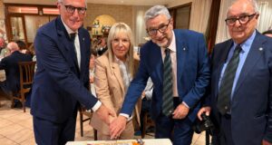 Il taglio della torta al termine della cena