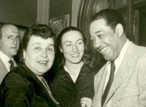 Anna Claudi (a sinistra) con il compositore statunitense Duke Ellington