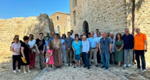 Gli "Amici di Pitino" con il sindaco durante la cerimonia di riapertura