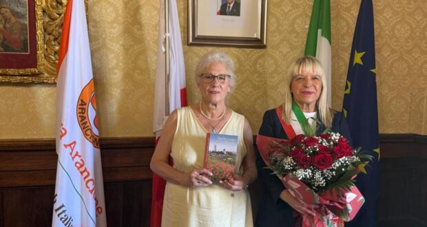 Il sindaco con la signora Lucia in municipio