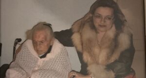 La dottoressa Caciorgna con una "nonnina" della Casa di riposo in un'immagine di qualche anno fa