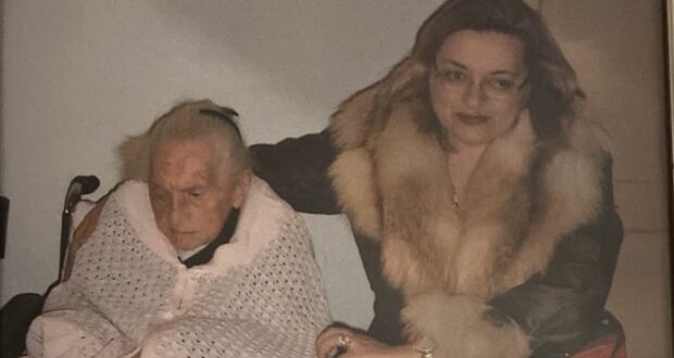 La dottoressa Caciorgna con una "nonnina" della Casa di riposo in un'immagine di qualche anno fa