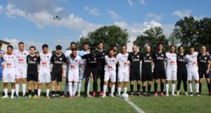 Le due formazioni prima del match (foto di Domenico Avellino)