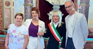 Mafalda Minnozzi con la mamma, il marito e il sindaco Rosa Piermattei