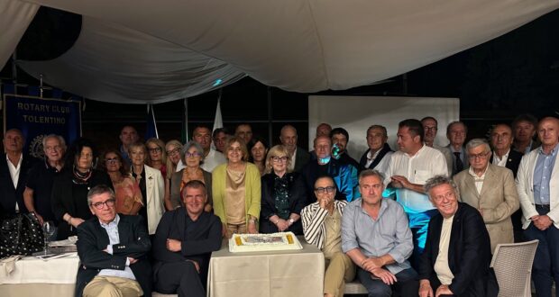 La foto di rito durante la festa del Rotary
