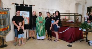 L'offerta dei ceri da parte della Contrada Oltre le mura
