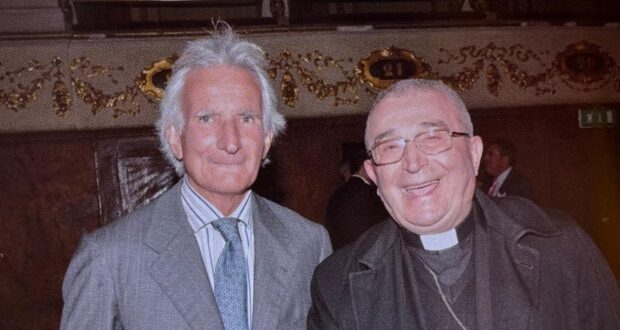 Andrea Angeli con mons. Vecerrica