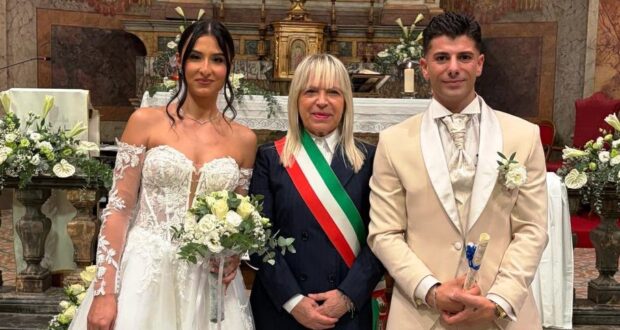 Gli sposi con il sindaco Rosa Piermattei