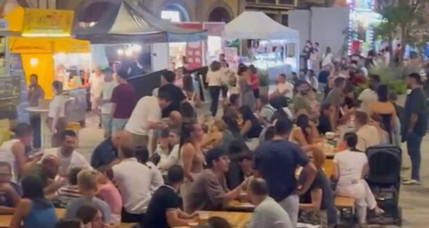 Un'immagine di Piazza del Popolo durante la "tre giorni" di Street food
