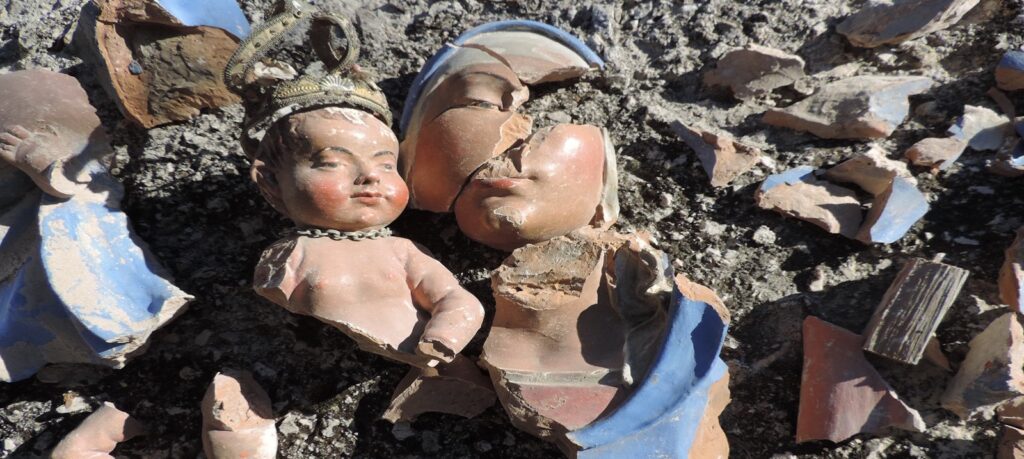Dieci anni dal sisma: mostra fotografica nello “Scrigno della gioia” allestita a scopo benefico La “Madonna delle Rose” di San Placido di Ussita quando fu recuperata. Oggi, dopo essere stata restaurata, è al museo MARec di San Severino