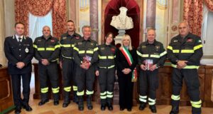 Il sindaco Rosa Piermattei assieme alla delegazione dei Vigili del fuoco
