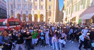 Il gruppo ad Ancona davanti al teatro delle Muse