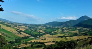 La Valle di san Clemente vista da nord. Sulla sinistra domina la cosiddetta Dorsale marchigiana il Monte San Vicino. Sullo sfondo lo spartiacque di Apiro. (foto E. Cristofanelli).