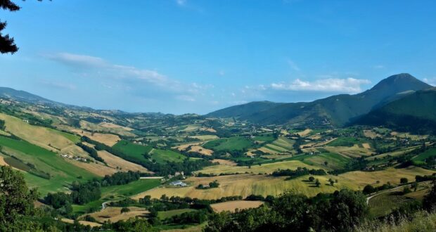 La Valle di san Clemente vista da nord. Sulla sinistra domina la cosiddetta Dorsale marchigiana il Monte San Vicino. Sullo sfondo lo spartiacque di Apiro. (foto E. Cristofanelli).