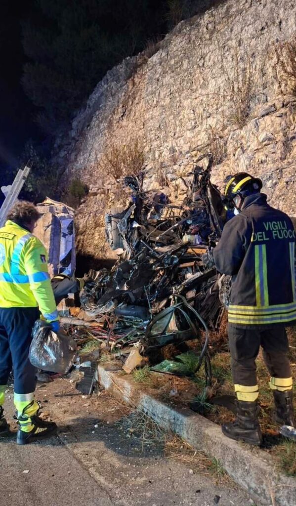 Un’altra giovane vita spezzata: Stefano Fiori muore a 21 anni in un drammatico incidente L'incidente lungo la 361: distrutta la Bmw di Stafno Fiori