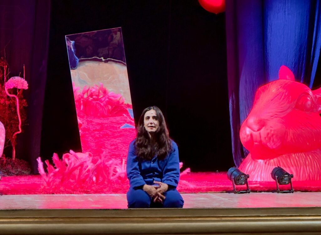 Sold out e applausi per Ambra Angiolini: seduta sul bordo del palco dialoga col pubblico Ambra Angiolini