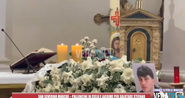 Il feretro in un'immagine di VeraTv le cui telecamere erano presenti nella chiesa di San Domenico per le esequie