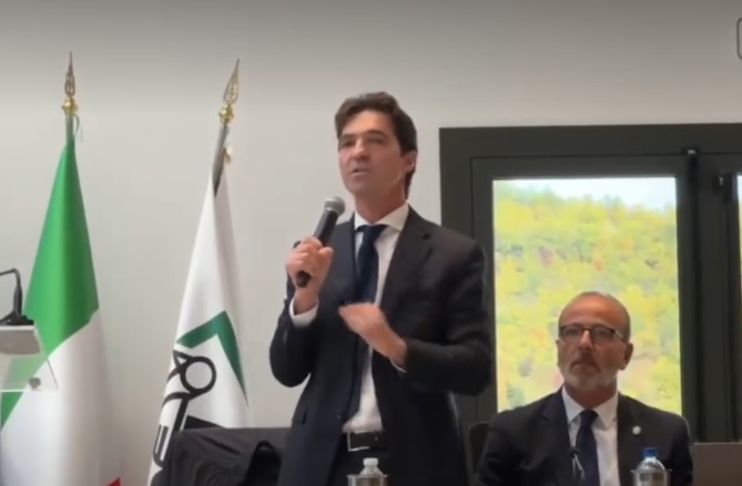 A Muccia il Consiglio regionale sulla ricostruzione: la minoranza lascia l’aula in segno di protesta Il presidente Acquaroli durante il suo intervento a Muccia