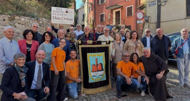 Il gruppo degli ex allievi "Don Orione" davanti alla basilica di San Lorenzo