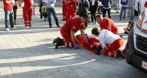 Un'immagine della Croce rossa in piazza