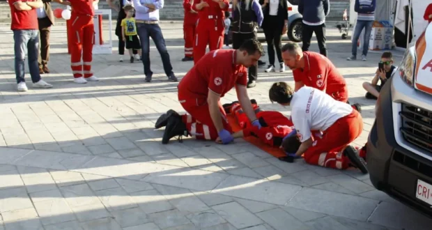 Un'immagine della Croce rossa in piazza